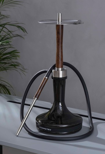 Geometry Hookah Big Bro Natural（ウォルナット材）の全体像。黒フラスコとホースを装着した状態